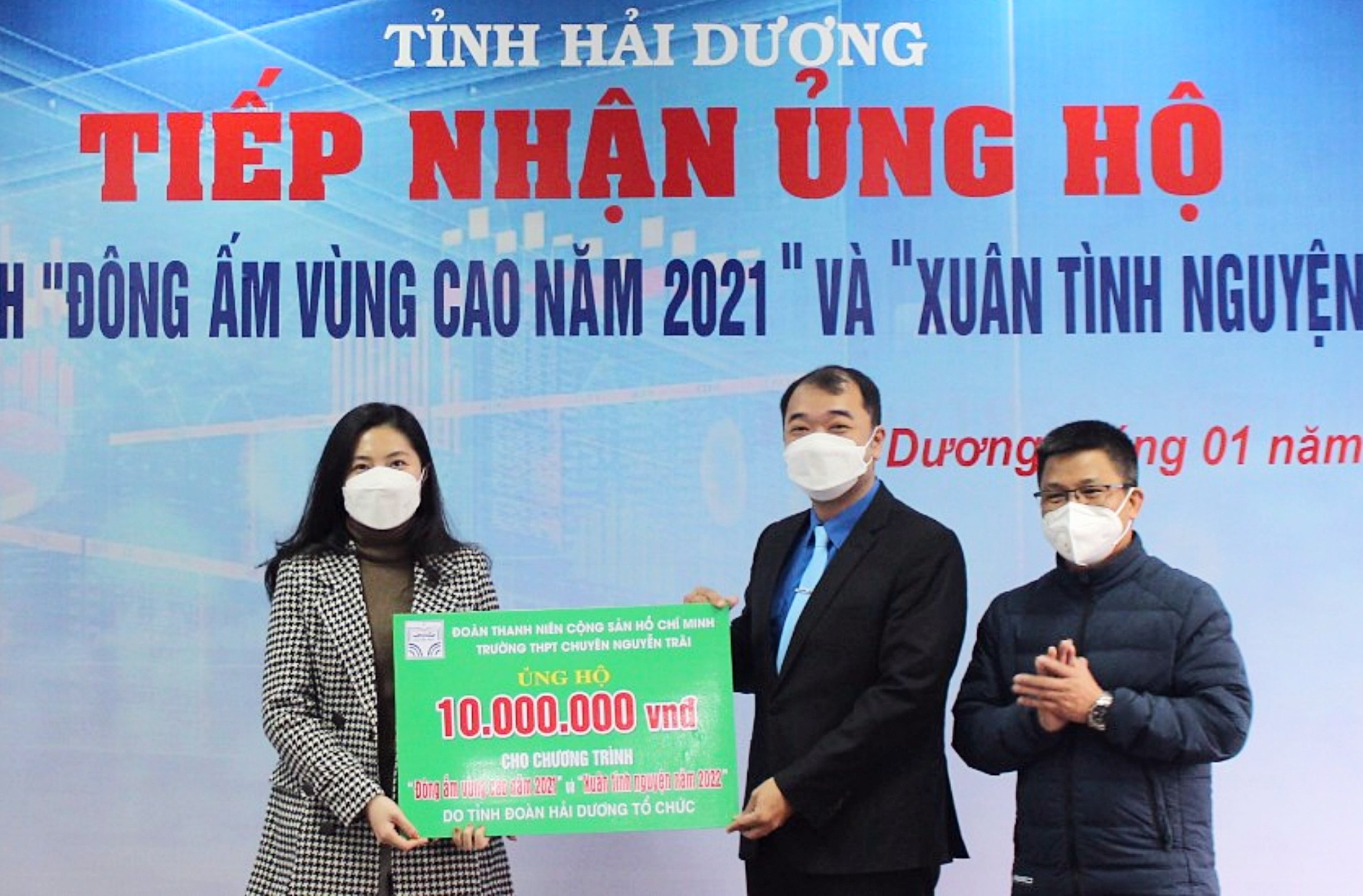 ĐVTN chuyên Nguyễn Trãi trao tặng hơn 25 triệu đồng cho các chương trình tình nguyện của Tỉnh đoàn và Thành Đoàn